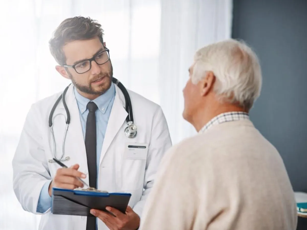 Médico atendiendo a un paciente
